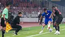 Pelatih AC Milan, Ruben Amorim (kiri), tampak serius mengamati jalannya pertandingan dari tepi lapangan saat timnya menghadapi Chelsea dalam laga pramusim di Stadion Utama Gelora Bung Karno (SUGBK), Jakarta, Sabtu (8/8/2026). Amorim beberapa kali menunjukkan ekspresi penuh konsentrasi dan memberikan instruksi kepada para pemainnya sepanjang laga yang berakhir dengan kekalahan AC Milan 0-3. (KapanLagi.com/Budy Santoso)