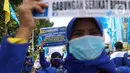 Para buruh dari berbagai aliansi membawa poster saat menggelar aksi memperingati Hari Buruh Internasional atau May Day di Jakarta, Sabtu (1/5/2021). Mereka meminta pemerintah untuk mencabut Omnibus Law dan memberlakukan upah minimum sektoral (UMSK) 2021. (Liputan6.com/Angga Yuniar)