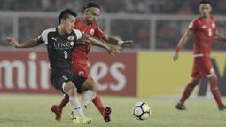 Gelandang Persija Jakarta, Rohit Chand, berebut bola dengan striker Home United, Song Ui-young, pada laga Piala AFC di SUGBK, Jakarta, Selasa (15/5/2018). Persija takluk 1-3 dari Home United. (Bola.com/M Iqbal Ichsan)