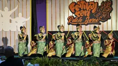 Para penari tampil dalam Festival Tari Ratoh Jaroe di Banda Aceh, Aceh, Rabu (8/9/2021). Festival Tari Ratoh Jaroe ini dapat disaksikan oleh penonton secara online. (CHAIDEER MAHYUDDIN/AFP)