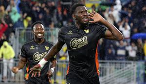Pemain Venezia, Fali Cande melakukan selebrasi setelah mencetak gol kedua timnya ke gawang Fiorentina dalam laga lanjutan Liga Italia 2024/2025 di Stadio Pier Luigi Penzo, Venezia, Italia, Senin (12/05/2025) waktu setempat. (AP Photo/LaPresse/Paola Garbuio)