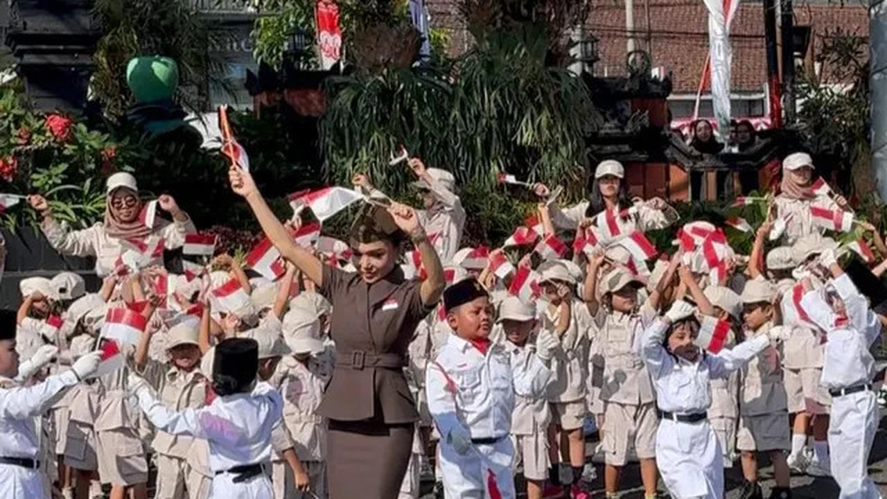 7 Potret Yuni Shara Jadi Pembina Upacara HUT ke-80 RI di PAUD Miliknya, Tampil Anggun Curi Perhatian