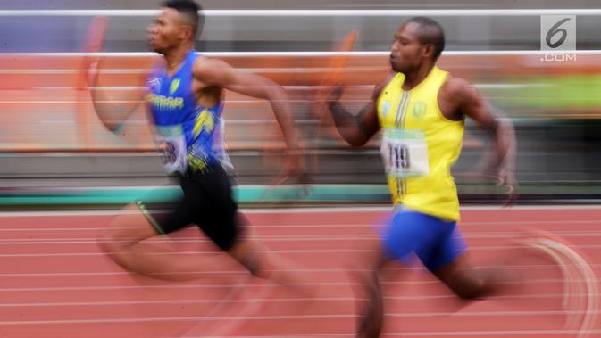 Para pelari beradu cepat saat Kejurnas Atletik nomor lari estafet 4x400 meter putra senior di Stadion Pakansari, Bogor, Selasa (6/8/2019). Kejurnas tahun ini juga dilakukan untuk kualifikasi menjelang PON. (Bola.com/Peksi Cahyo)