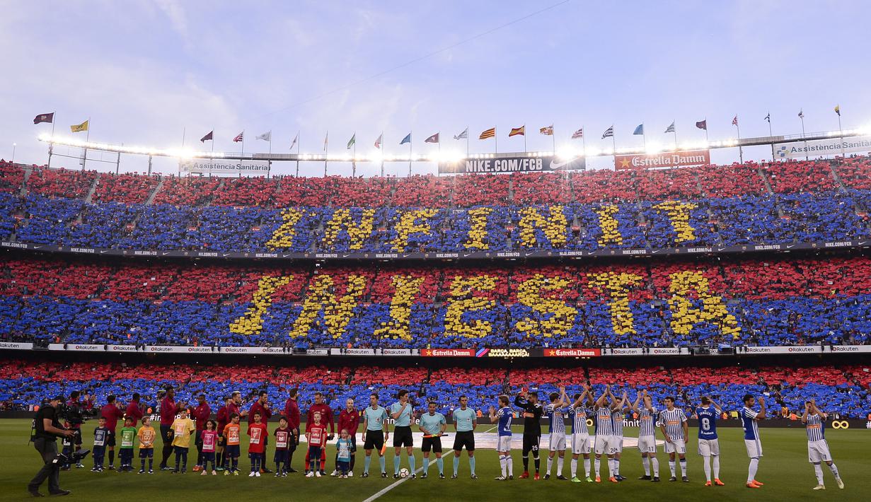 Suporter Barcelona membentuk koreografi perpisahan untuk Andres Iniesta saat melawan Real Sociedad pada laga La Liga Spanyol di Stadion Camp Nou, Barcelona, Minggu (20/5/2018). Dirinya berpisah dengan klub yang 22 tahun telah dibela. (AFP/Josep Lago)