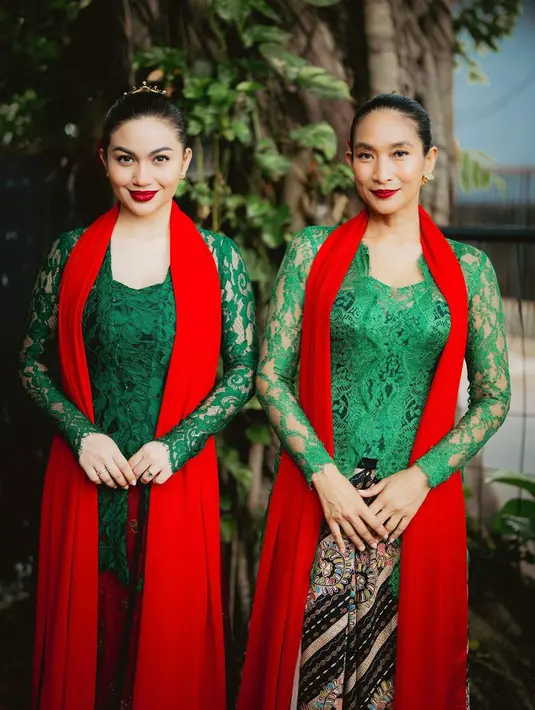Momen persiapannya sempat diabadikan dan keduanya tampil menawan luar biasa. Happy Salma dan Ariel Tatum tampil mengenakan kebaya klasik berwarna hijau. Keduanya juga kompak pakai inner berwarna hitam. [Foto: Instagram/armanfebryan]