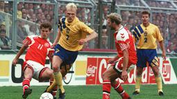 Denmark (merah) hanya berstatus sebagai pengganti Yugoslavia yang terlibat perang hanya 11 hari sebelum Piala Eropa 1992 dimulai. Namun, Denmark berhasil menjadi juara setelah mengalahkan juara Piala Dunia 1990, Jerman, 2-0 di final. (AFP/Boris Horvat)