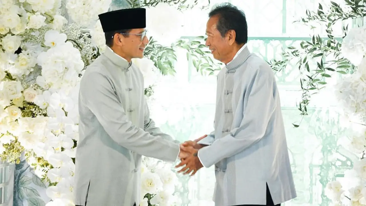 Jadi Wakil Keluarga, Sandiaga Uno Padukan Peci dan Cheongsam di Lamaran Keponakannya dengan Rio Haryanto