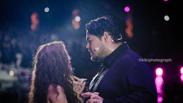 6 Potret Romantis Ayu Ting Ting dan Ivan Gunawan di Bawah Rintik Hujan