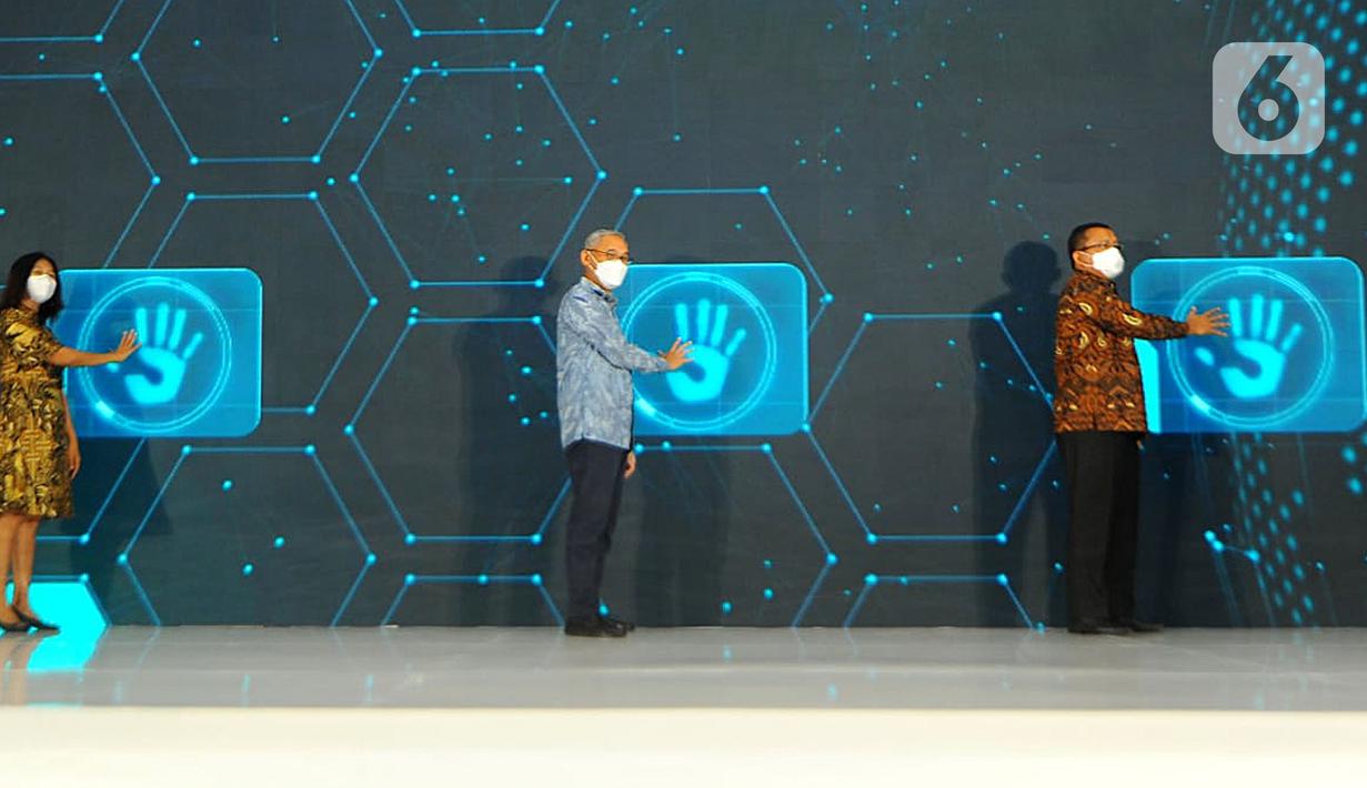 (ki-ka) Direktur Wholesale Risk and Asset Management Bank BTN Elisabeth Novie Riswanti, Dirjen Kekayaan Negara Kemenkeu Rionald Silaban dan Direktur Utama Bank BTN Haru Koesmahargyo menekan tombol pada BTN Lelang Properti Expo 2021 di Menara BTN, Jakarta, Selasa (7/12/2021). (Liputan6.com/HO/BTN)