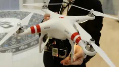 Penggunaan drone saat ini memang tengah banyak digemari baik di dunia sinematografi ataupun fotografi. Namun selain keperluan tersebut, ternyata ada kegunaan lain dari drone yaitu untuk mengantar anak sekolah.