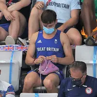 Tom Daley, Atlet Loncat Indah Inggris jadi sorotan usai ‘kepergok’ tengah merajut di Olimpiade Tokyo 2020. (twitter/olympics).
