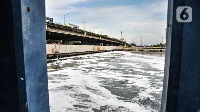 FOTO: Limbah Busa Cemari Kali Ancol