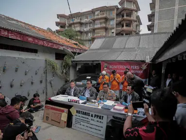 Suasana rilis pengungkapan sindikat kejahatan properti di kawasan Tebet Timur Raya, Jakarta, Senin (5/8/2019). Dalam rilis tersebut Subdit 2 Harda Dit Reskrimum PMJ mengamankan 5 tersangka dengan sejumlah barang bukti seperti sertifikat palsu korban dan satu buah laptop. (Liputan6.com/Faizal Fanani)