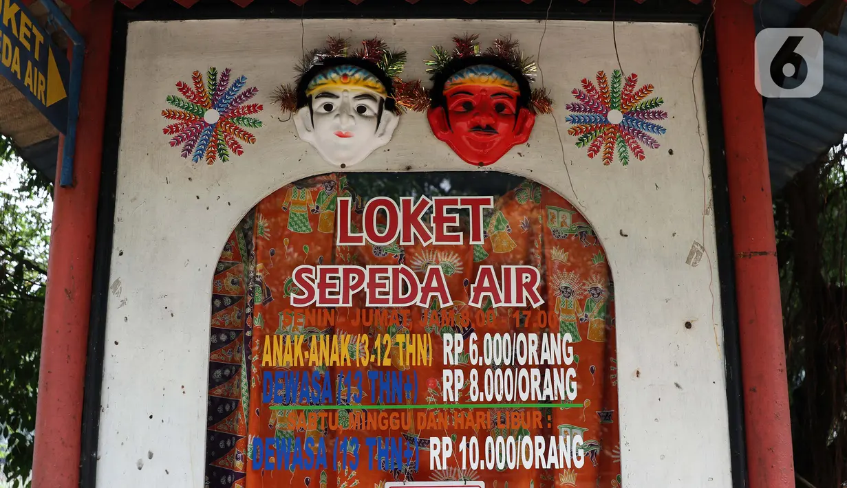 Loket pelayanan permainan sepeda air di Kawasan Wisata Perkampungan Budaya Betawi Setu Babakan terlihat tutup, Jakarta, Sabtu (14/3/2020). Hal ini menyusul instruksi Gubernur DKI Jakarta yang menutup sejumlah lokasi wisata selama 14 hari kedepan. (Liputan6.com/Helmi Fithriansyah)