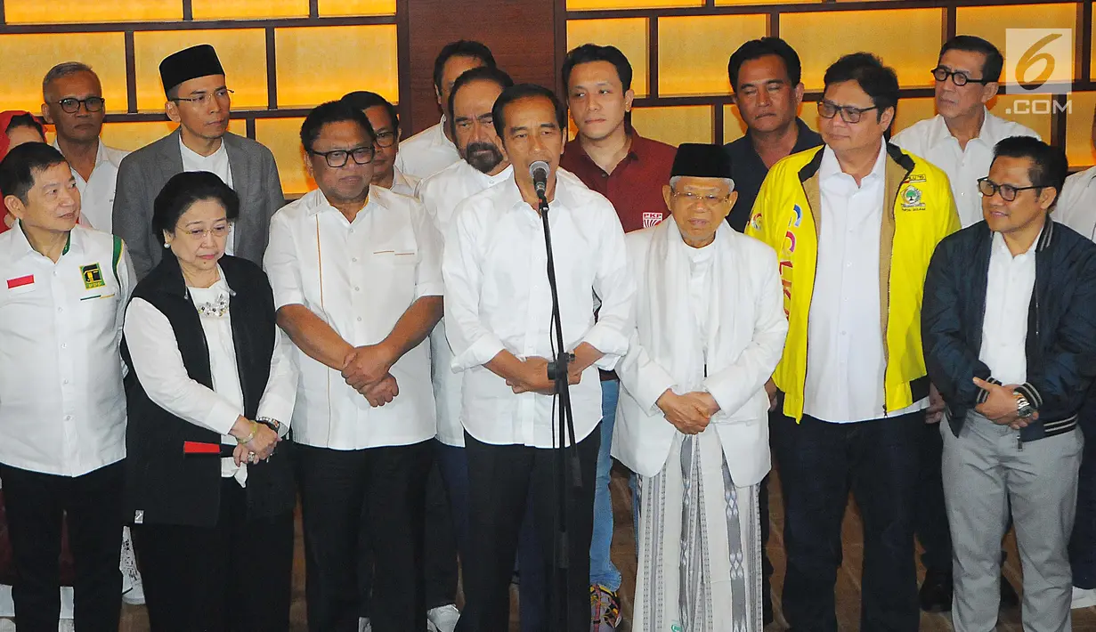 Capres-cawapres 01 Joko Widodo dan Ma'ruf Amin bersama ketum partai politik pendukung memberikan keterangan kepada wartawan usai menyaksikan perhitungan suara versi hitung cepat di Jakarta, Rabu (17/4). (Liputan6.com/Angga Yuniar)