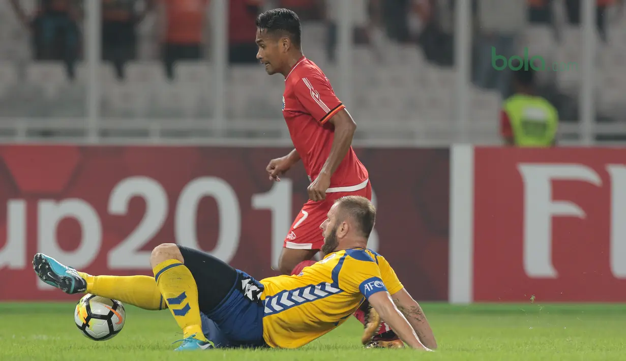 Pemain Tampines Rovers, Fahrudin Mustafic (bawah) menghalau bola dari kaki pemain Persija Jakarta, Ramdani Lestaluhu pada laga Piala AFC 2018 di Stadion Utama GBK, Senayan, Jakarta (28/2/2018). Persija menang 4-1. (Bola.com/Nick Hanoatubun)
