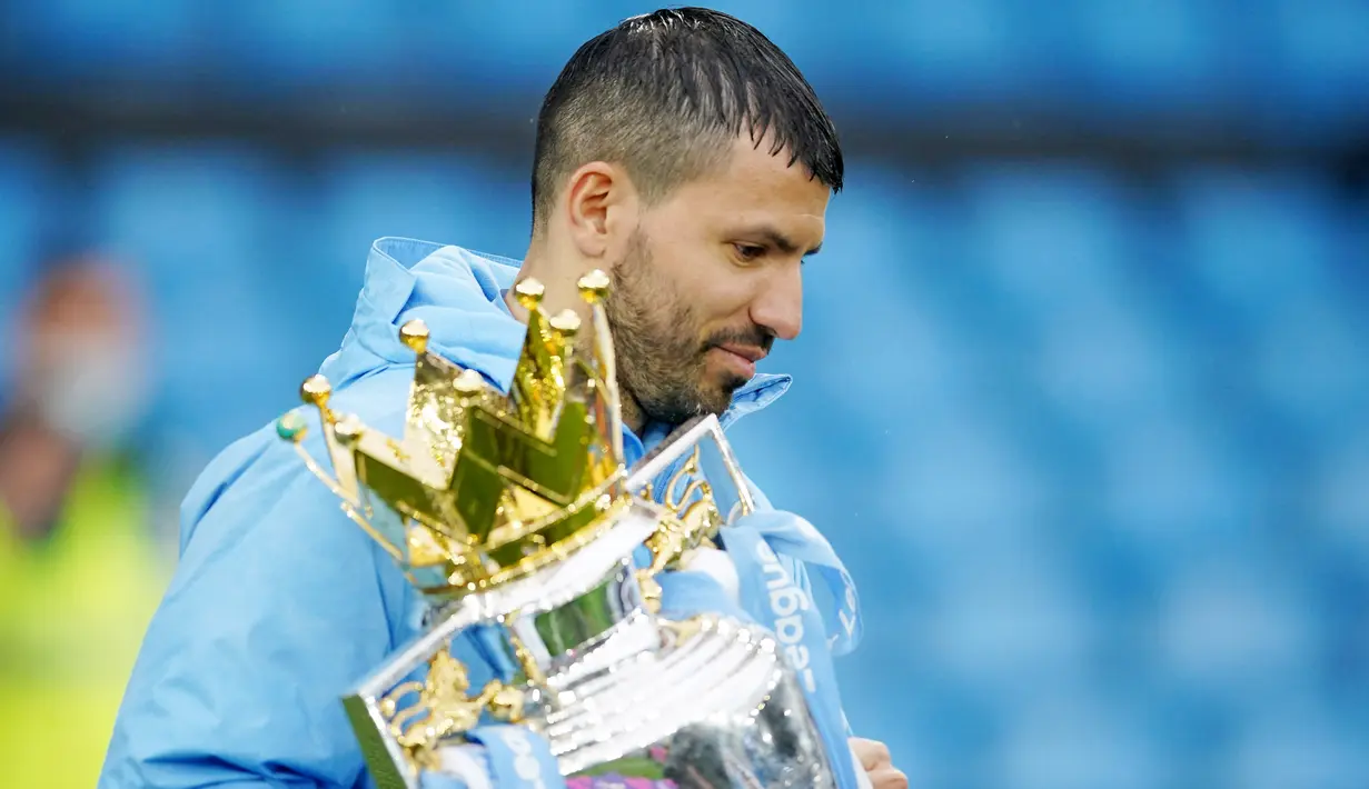 Striker Manchester City, Sergio Aguero, mengangkat trofi usai menjuarai laga Liga Inggris di Stadion Etihad, Minggu (24/5/2021). City menang dengan skor 5-0. (Dave Thompson/Pool/AFP)