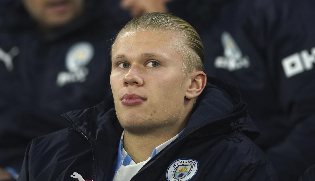 Manchester City menjamu Chelsea dalam babak ketiga Carabao Cup 2022/2023 di Etihad Stadium tanpa diperkuat oleh Erling Haaland yang duduk di bangku cadangan dan akhirnya sama sekali tak bermain. (AP/Dave Thompson)