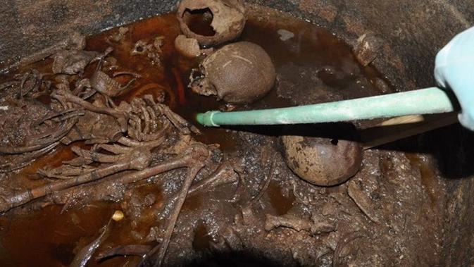 Tiga kerangka dan limbah cair ditemukan di dalam sarkofagus tersebut. Tulang belulang itu diyakini sebagai perwira tentara Mesir kuno. (Foto: Kementerian Barang Antik dan Benda Kuno Mesir)