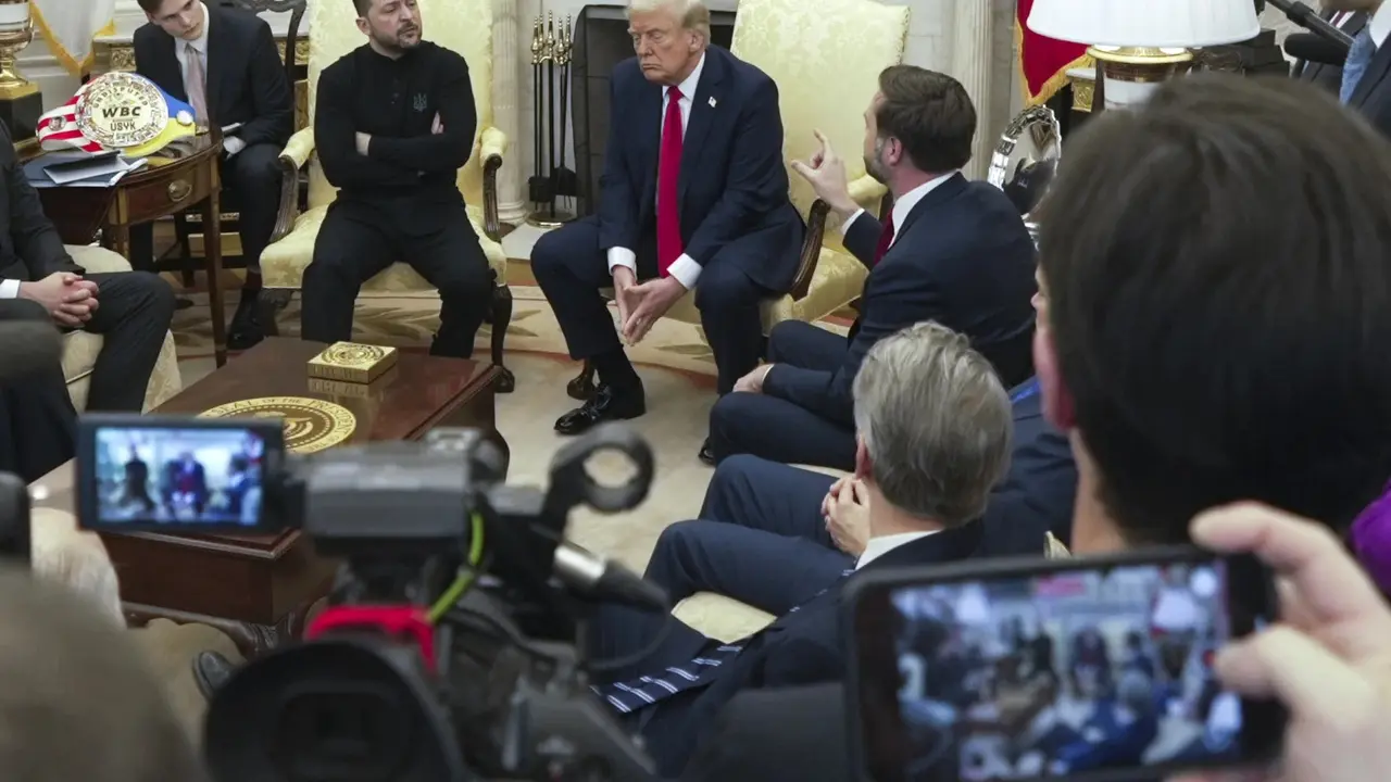 Presiden Donald Trump dan Presiden Ukraina Volodymyr Zelenskyy adu mulut di Ruang Oval, Gedung Putih pada Jumat (28/2/2025), saat membahas perang Ukraina-Rusia. (AP)