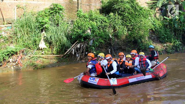 Peduli Lingkungan, Puluhan Perahu Karet BUMN Bersih-Bersih Sungai Ciliwung