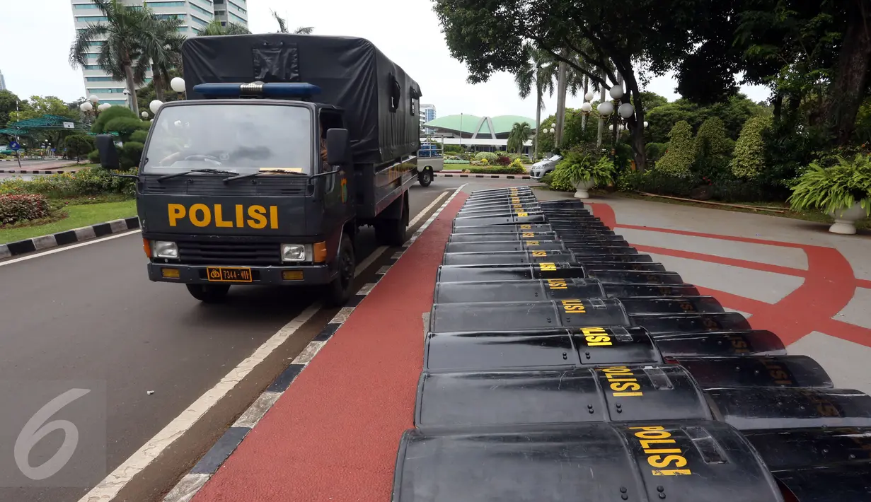 Sejumlah tameng Polisi diletakan di sekitar pintu masuk Gedung MPR/DPR RI, kompleks parlemen, Senayan, Jakarta, Jumat (31/3). Polda Metro Jaya memberikan pengamanan ketat di sekitar gedung DPR terkait aksi 31 Maret. (Liputan6.com/Johan Tallo)