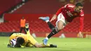 Penyerang Manchester United, Mason Greenwood, terjatuh saat berebut bola dengan kiper West Ham United, Lukasz Fabianski, pada laga Liga Inggris di Stadion Old Trafford, Minggu (15/3/2021). Setan Merah menang dengan skor 1-0. (AP/Clive Brunskill,Pool)