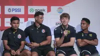 Pemain Oxford United, Ole Romeny (kedua dari kanan) pada sesi konferensi pers Piala Presiden 2025 hari Jumat (04/07/2025). (Muhammad Iqbal Ichsan/Bola.com)