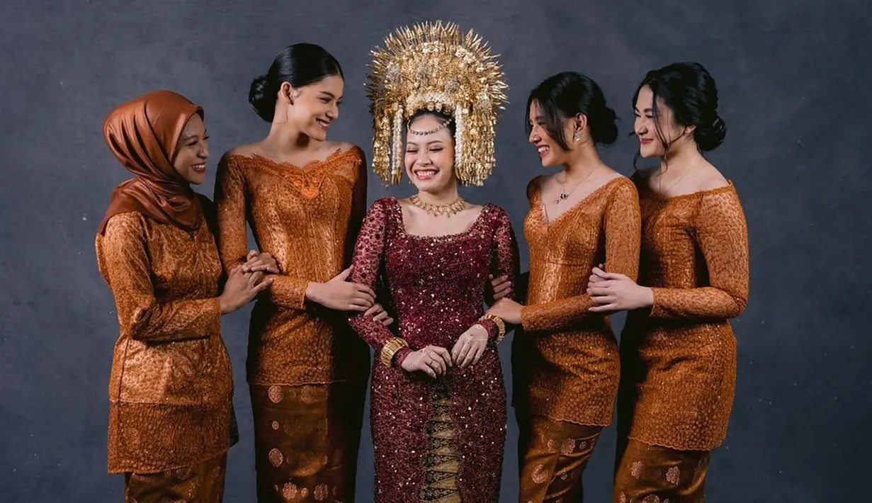 Saat akad nikah, bridesmaid Hanggini kenakan kebaya warna cokelat keorenan. Tampil dalam balutan kebaya, bridesmaid Hanggini makin anggun dan memesona. Warna kebaya yang kontras dengan warna kebaya Hanggini tentunya ciptakan kesatuan yang menarik. Hanggini melepas masa lajang di usia 24 tahun, kebahagiaan terpancar jelas di wajah para bridesmaidnya. (Liputan6.com/IG/@callistarum)