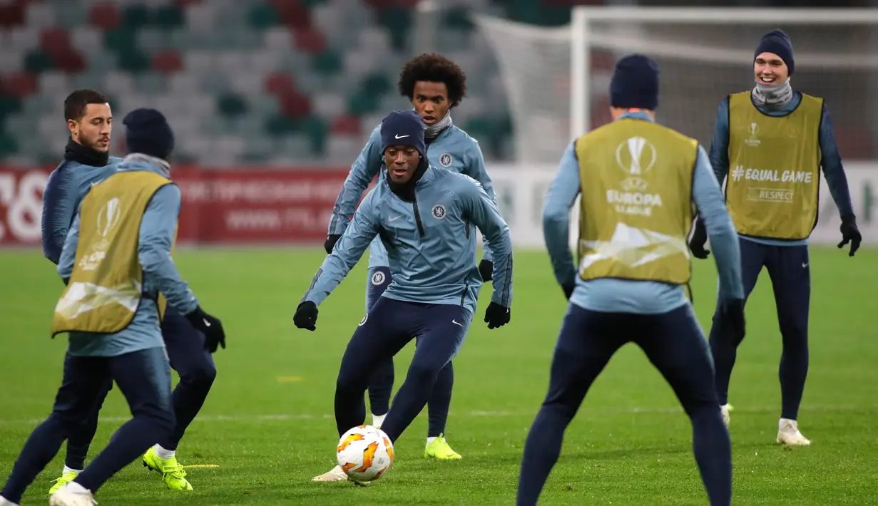 Para pemain Chelsea saat mengikuti sesi pelatihan tim di stadion Dinamo, di Minsk, Belarusia (8/11).  Chelsea akan bertanding melawan wakil Belarusia, BATE Borisov pada grup L Liga Eropa. (AP Photo/Sergei Grits)
