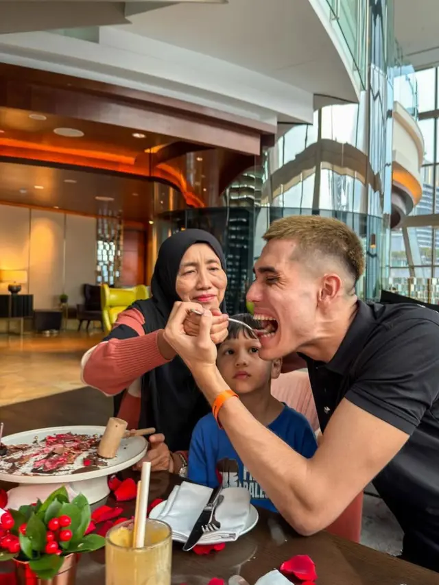 Potret Perayaan Ulang Tahun Mama Aisar Khaled (credit: https://www.instagram.com/aisar_khaledd/)