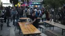 Seorang pelayan membersihkan meja setelah jam malam di Marseille, Prancis, Rabu (19/5/2021). Prancis kembali membuka kafe dan restoran pada 19 Mei 2021 setelah ditutup lebih dari enam bulan karena pandemi virus corona COVID-19. (AP Photo/Daniel Cole)
