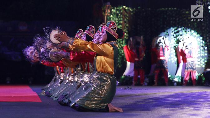 Atraksi anggota brimob saat meriahkan HUT Korps Brimob ke-73 di Mako Brimob Polri, Kelapa Dua, Depok, Jawa Barat, Rabu (14/11). Anggota brimob dari berbagi daerah membawakan tarian daerah masing-masing dari bali, papua. (Liputan6.com/Herman Zakharia)