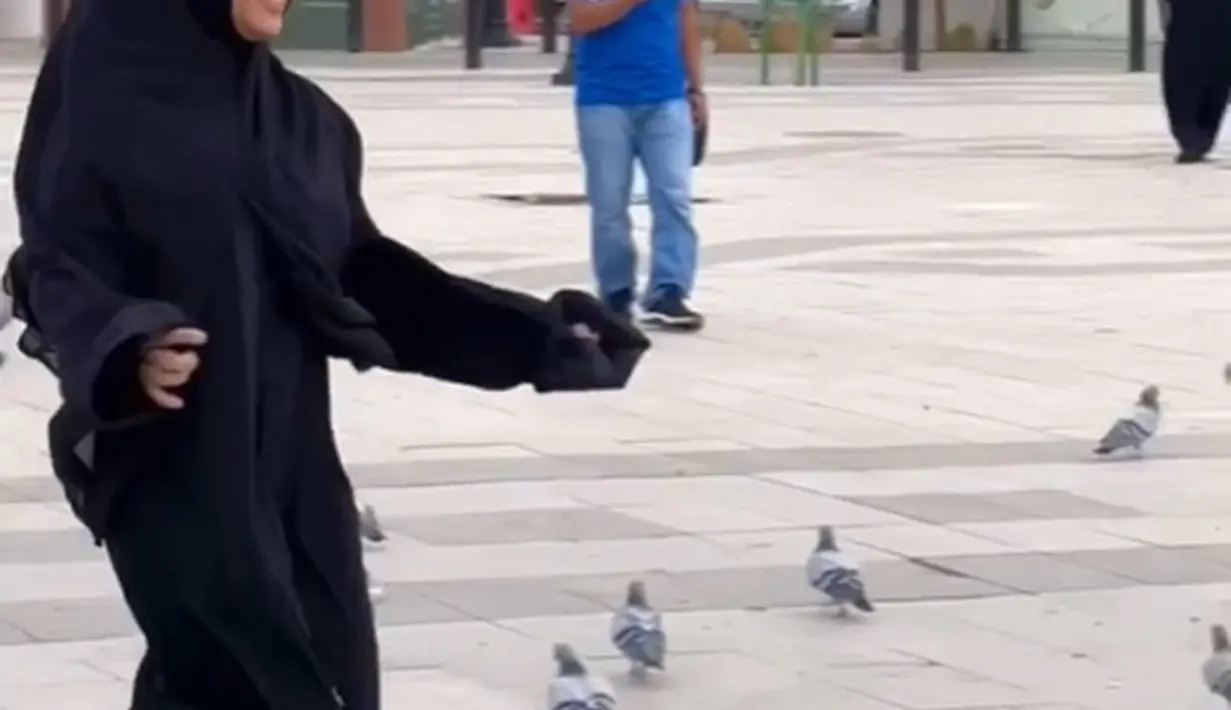 Fuji tampil dengan abaya serba hitam, lengkap dengan hijab panjang yang juga berwarna hitam polos. [Foto: Instagram/fuji_an]