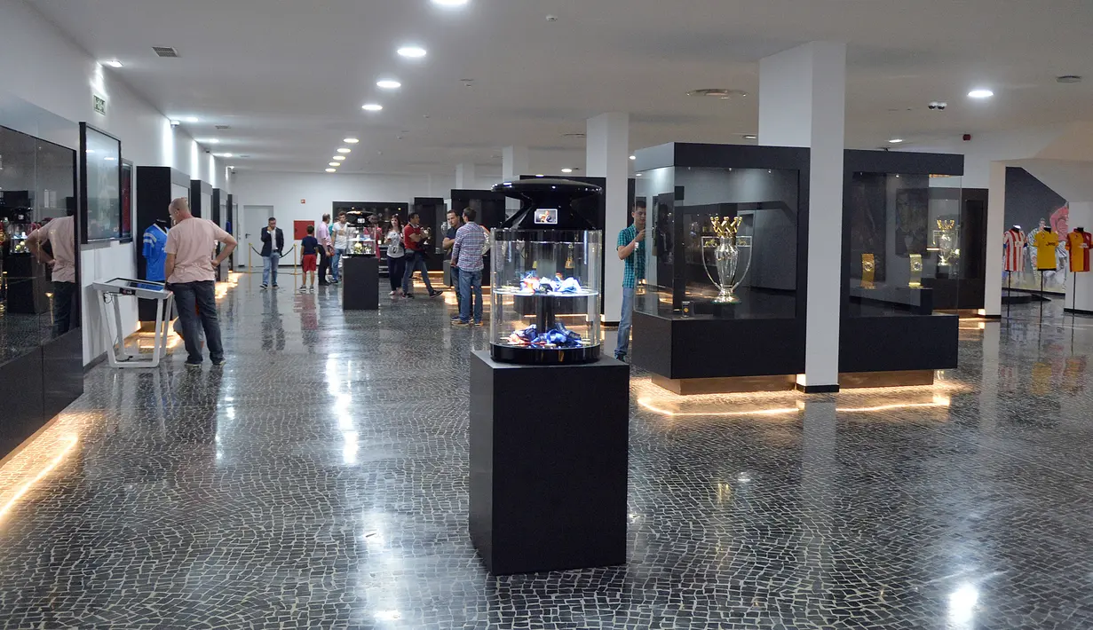 Suasana di dalam Museum CR7 di Funchal, Madeira, Portugal (23/7). Museum tersebut berisi perjalanan karier Ronaldo selama bertahun-tahun menggeluti dunia lapangan hijau. (AFP PHOTO/Helder Santos)