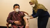 Direktur Utama BPJS Kesehatan Ali Ghufron Mukti jalani vaksinasi COVID-19 di BPJS Kesehatan Kantor Pusat, Rabu, 3 Maret 2021. (Dok Humas BPJS Kesehatan)