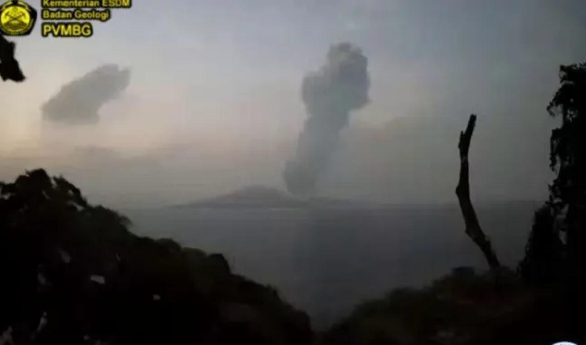 Andi mengimbau masyarakat dan nelayan untuk tidak mendekati kawasan Gunung Anak Krakatau pada radius lima kilometer.<br>