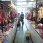 Pemerintah menjaga harga daging sapi tak lebih dari Rp.100 ribu/kg. Para pedagang menggantungkan daging sapi yang siap ditawarkan kepada calon pembeli, Pasar Senen, Jakarta, Rabu (25/6/2014) (Liputan6.com/Faizal Fanani)