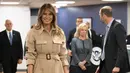 Ibu Negara AS, Melania Trump melakukan pertemuan di Kantor Pusat Penanggulangan Bencana setelah hampir satu bulan absen di Washington, Rabu (6/6). Melania tampil seperti biasanya dengan mantel cokelat dilengkapi ikat pinggang. (AP/Andrew Harnik)