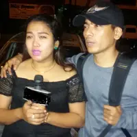 Aris Idol alias Januarisman bersama sang istri.