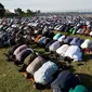 Ratusan umat muslim melaksanakan melaksanakan salat Idul Adha di Taman Bensonhurst di wilayah Brooklyn di New York (1/9). Umat Muslim di seluruh dunia merayakan Hari RayaIdul Adha. (AP Photo / Mark Lennihan)