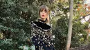 Lily membuat little black dress tampil vintage dengan koleksi dari Saint Laurent di The Late Late Show (Foto: Instagram @lilyjcollins)