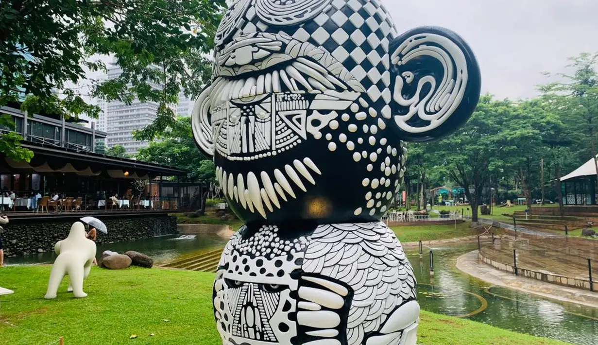 Pengunjung bisa menjelajahi sederet presentasi karya seni rupa yang ditampilkan di dalam dan luar ruangan. [Dok/Fimela/Hilda Irach].