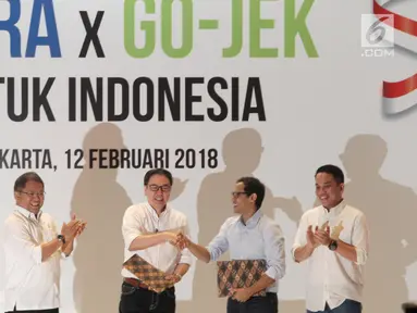 Menkominfo Rudiantara (kiri) dengan CEO dan pendiri Go-Jek Nadiem Makarim (dua kanan) dan Presiden Direktur PT Astra International Prijono Sugiarto (dua kiri) saat penandatanganan kerja sama antara Astra dan Go-Jek di Jakarta, Senin (12/2). (Liputan6.com)