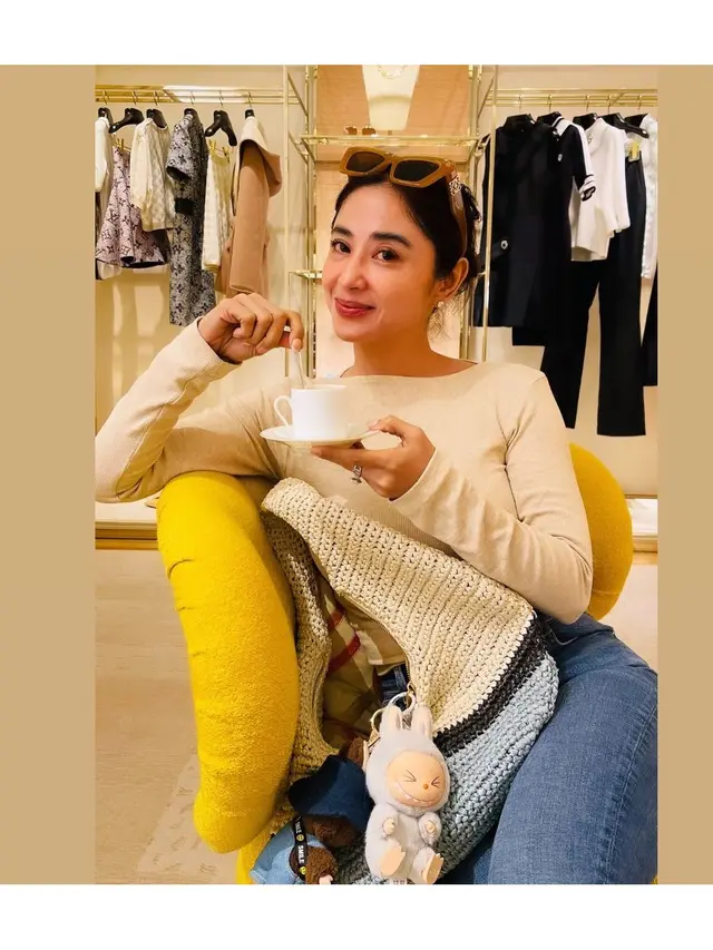 6 Potret Dewi Perssik dan Rully Liburan ke Thailand, Ajak Ibunda dan Anak