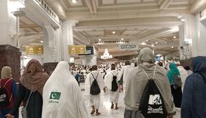 Jemaah haji seluruh dunia melakukan sai di Kompleks Masjidil Haram sebagai salah satu rukun ibadah haji dan umrah. (dok. Liputan6.com/MCH 2025/Dinny Mutiah)