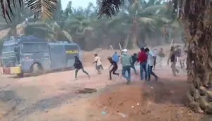 Duduk Perkara Water Cannon Polisi Dilempari Massa Bawa Sajam di Mesuji