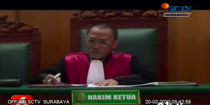 VIDEO: Setelah 19 Tahun, Warga di Surabaya Ini Akhirnya Berganti Status Kelamin Laki-Laki