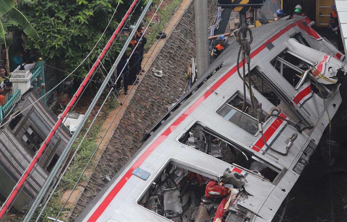 FOTO: Evakuasi Gerbong KRL Commuterline di Stasiun Bekasi Timur