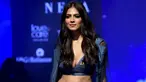 Aktris Bollywood Malavika Mohanan berjalan di catwalk membawakan busana rancangan Vineet Trahul selama Lakme Fashion Week (LFW) Winter Festive 2019 di Mumbai (21/8/2019). (AFP Photo/Jaiswal)